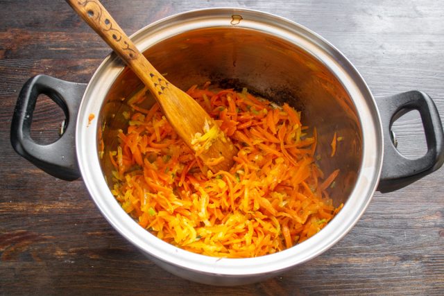 Получится поджаренная овощная основа, которую используют во множестве рецептов супов, соусов, рагу.