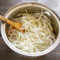 Шинкуем белокочанную капусту тонкими стружками.