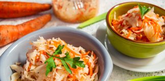 Ферментированная капуста с морковью и хреном