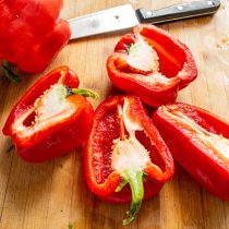 Разрезаем стручки вдоль плодоножке.