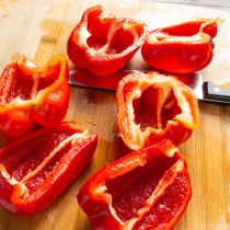 Половинки перца тщательно промываем холодной проточной водой, смываем семена, хорошо промываем перец.