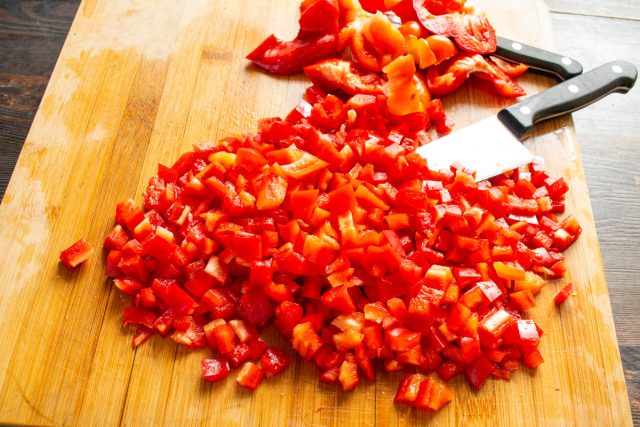 Нарезаем перец сначала соломкой, затем соломку режем мелкими кубиками.