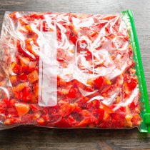 Застегиваем застежку наполовину, аккуратно выдавливаем воздух.