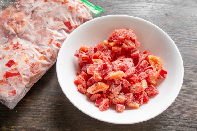 Перед готовкой достаем пакет из морозильной камеры, вытряхиваем нужное количество перца. Снова закрываем пакет, выдавливаем воздух и возвращаем в морозильную камеру.