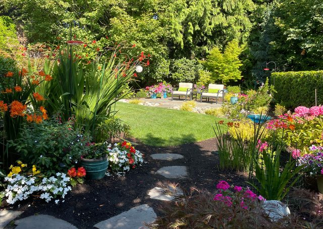 От прямых линий и углов в принципе стоит избавляться: четкая геометрия никак не способствует ощущению свободы и простора.