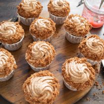 Украшаем остывшие кексы кремом.