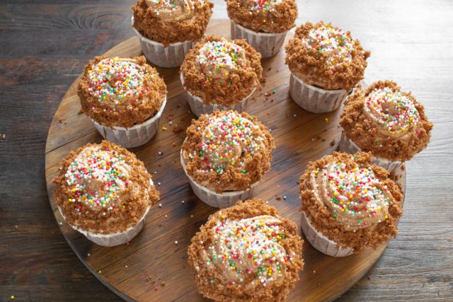 Готовые кексы украшаем кондитерским конфетти, оставляем в холодильнике.