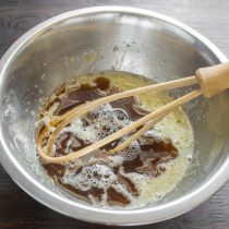 Наливаем кока-колу и снова перемешиваем жидкие ингредиенты венчиком.