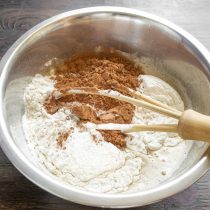 Добавляем к жидким ингредиентам муку с разрыхлителем и несладкий какао-порошок.