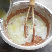 Растопленное и остывшее масло вливаем в тесто.