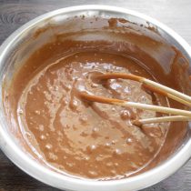 Смешиваем тесто несколько минут, оставляем миску на время.