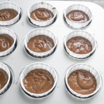 Наполняем вкладыши тесто примерно на 2/3.