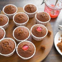 У остывших кексов вырезаем серединку и наполняем её любым густым фруктовым джемом.