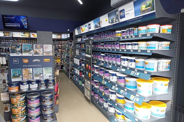 Сейчас в моде сложные, пыльные оттенки, сдержанные полутона. Но выбор цвета — это не только про моду. Это про ваше настроение, комфорт и характер помещения. Поэтому важно учитывать, как цвет будет выглядеть при разном освещении, как он сочетается с мебелью и текстилем, а главное — какие эмоции он будет вызывать у вас каждый день