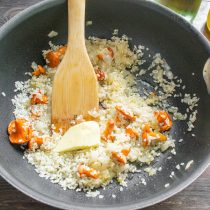 Обжариваем рис с лисичками, чтобы рис пропитался маслом.