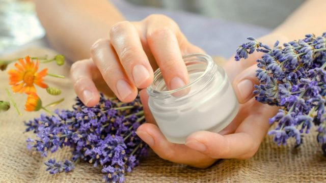 Перед началом работы в саду стоит нанести на руки защитный крем или бальзам.