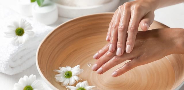 Побалуйте руки и ногти успокаивающей ванночкой с тёплой водой, смешанной с несколькими каплями лимонного сока, чтобы удалить пятна.
