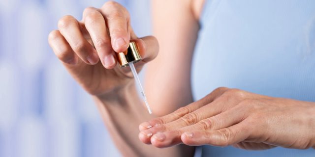 Если вы заметили, что ваши ногти легко ломаются от садовых работ, подумайте о применении средства для укрепления ногтевой пластины.