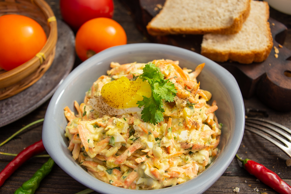 Салат из моркови с сыром и яйцом