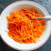 Скоблим, натираем на крупной овощной терке.