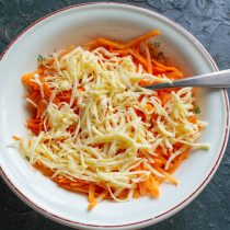 Добавляем тёртый сыр.