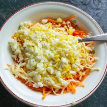 Вареные яйца рубим мелко, добавляем к остальным ингредиентам.