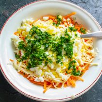 Добавляем в салат нарезанную петрушку, можно ещё укроп, кинзу.