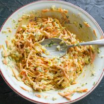 Приправляем салат майонезом.