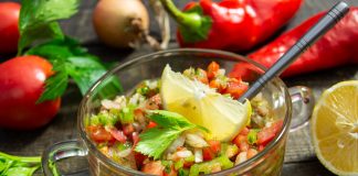 Сальса с помидорами и чили