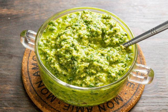 Готовый соус «Песто» с оливками вы можете хранить в холодильнике несколько дней в герметично закрытой банке.