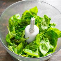 Обсушенные листья базилика помещаем в чашу блендера.