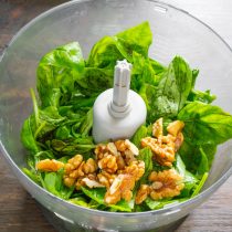 Грецкие орехи хорошо промываем проточной водой, обсушиваем или поджариваем несколько минут на сухой сковородке.