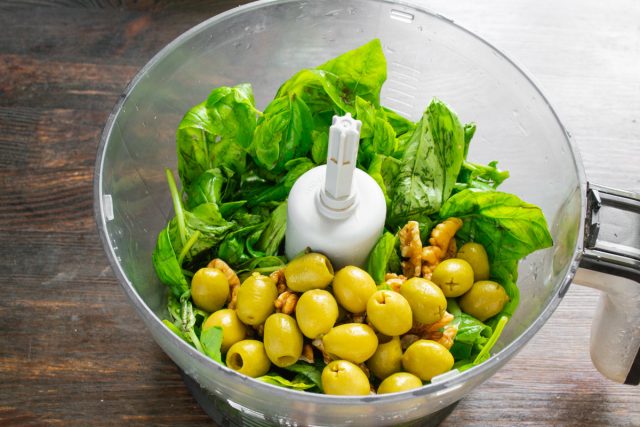 Добавляем зеленые оливки без косточек. Этот рецепт песто немного похож на французскую тапенаду.