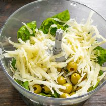 Добавляем в чашу твердый соленый сыр.