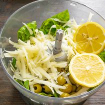 Выжимаем сок из половины лимона, процеживаем сок, чтобы в соус не попали лимонные косточки.