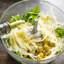 Наливаем оливковое масло первого холодного отжима.