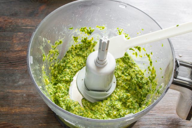 Смешиваем соус несколько минут, соскребаем соус со стенок и снова перемешиваем.