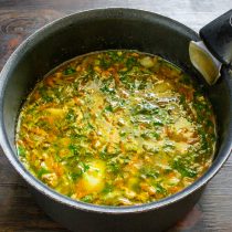 Снимаем готовый суп с огня, даем отдохнуть 5 минут.