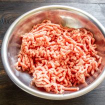 Используйте готовый нежирный фарш.