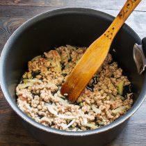 Обжариваем фарш с луком и чесноком 5-7 минут.