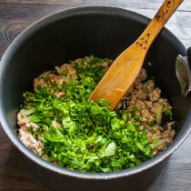 Стебли и зелень петрушки нарезаем мелко, добавляем к фаршу.