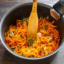 Морковку моем щеткой, скоблим, натираем на крупной овощной терке.