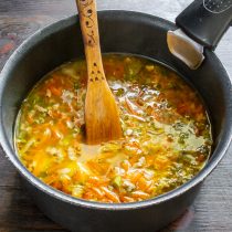 Готовим на тихом огне 15 минут или до готовности картофеля.