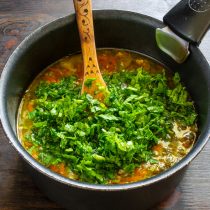 За 5 минут до готовности супа бросаем в кастрюлю шпинат, снова нагреваем суп до кипения.