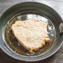 Жарим примерно 3 минуты до золотистой корочки.