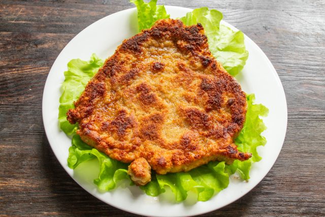 Венский шницель из свинины подаем на стол с пылу, с жару.