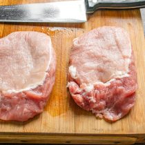 Отрезаем два куска свиной корейки толщиной примерно полтора сантиметра.