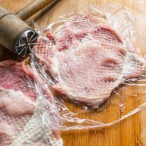 Отбиваем мясным молоточком так, чтобы шницель стал совсем тонким.