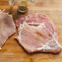 Отбитое мясо натираем с двух сторон смесью соли и молотого перца.