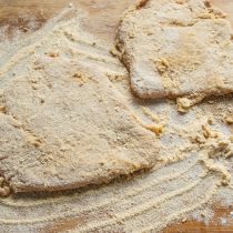 Шницели в панировке вы можете убрать в холодильник, и оставить на несколько часов, чтобы поджарить к обеду.